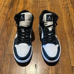 Air Jordan 1 Mid armory navy size 8.5